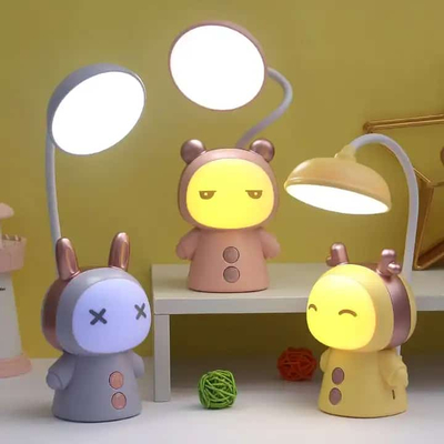 Venta de Lampara con luz led de mesa recargable, diseño de Anime, incluye USB en Panamá. A sólo $7.99. Entrega gratis. Garantía Mercologo.