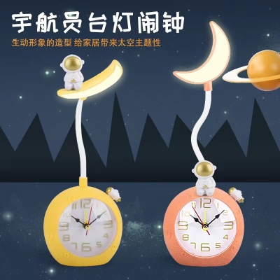 Venta de Lampara de mesa, diseño de astronauta con reloj y alarma incluye accesorios en Panamá. A sólo $7.99. Entrega gratis. Garantía Mercologo.